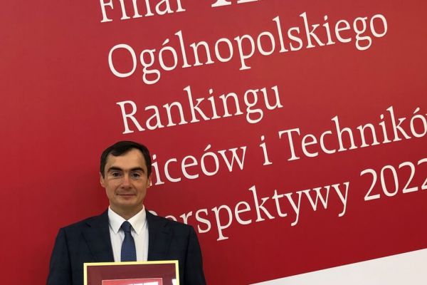 Zdjęcie Pana dyrektora z dyplomem 