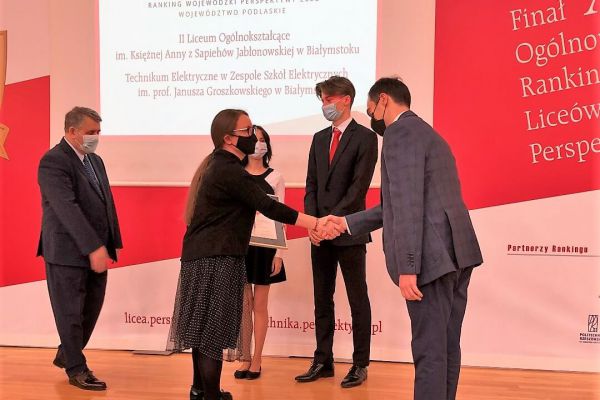 Gratulacje na ręce Pana dyrektora