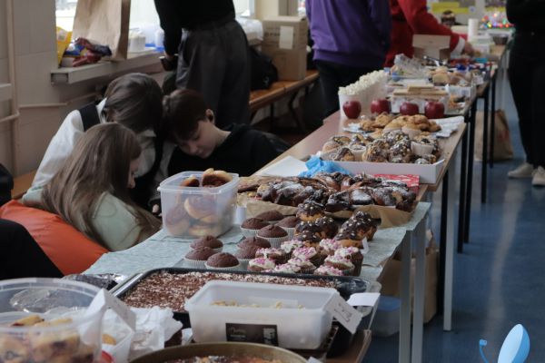 Przygotowywanie stoisk oraz opieka uczniów klas II i III - kliknięcie spowoduje powiększenie zdjęcia Przygotowywanie stoisk oraz opieka uczniów klas II i III