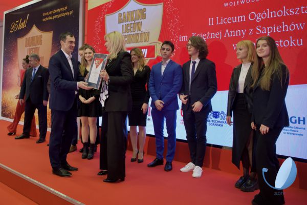 Pan Dyrektor Dariusz Bossowski z dyplomem dla II LO za zajęcie XIII miejsca w Ogólnopolskim Rankingu Liceów Ogólnokształcących 