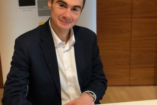 Pan Dyrektor Dariusz Bossowski podpisuje umowę PASCH