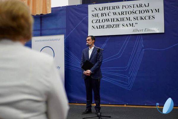 Pan Dyrektor Dariusz Bossowski na uroczystości wręczenia aktów stypendialnych