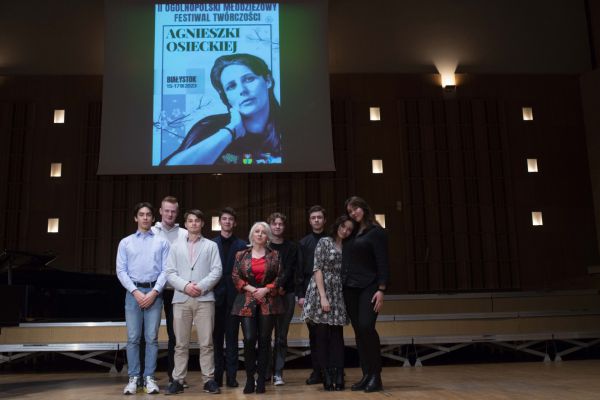 Wolontariusze festiwalu i organizatorka - kliknięcie spowoduje powiększenie zdjęcia Wolontariusze festiwalu i organizatorka