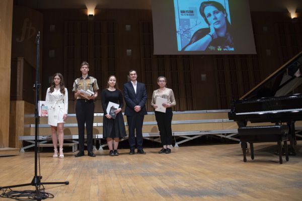  Laureaci konkursu z dyrektorem II LO