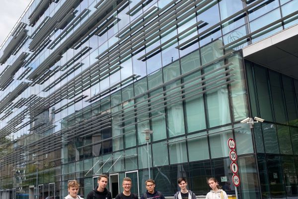 Zdjęcie przed Politechniką Warszawską