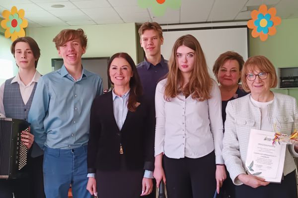 Uczniowie ze Szkolnego Koła Wolontariatu z opiekunami