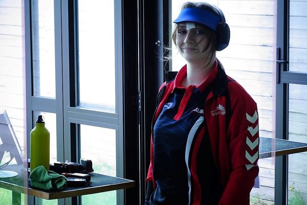 Ewa Stypułkowska na stanowisku strzeleckim