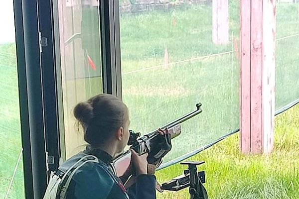 Weronika Puchalska na stanowisku strzeleckim