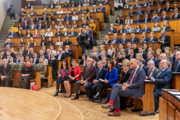 Oczekiwanie na wyniki, aula i publiczność -kliknięcie spowoduje powiększenie zdjęcia Aula z publicznością