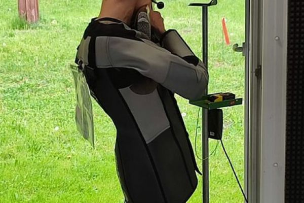 Aleksander Trochimczyk na stanowisku w konkurencji karabin sportowy 3 x 20 strzałów- kliknięcie spowoduje powiększenie zdjęcia Aleksander Trochimczyk na stanowisku w konkurencji karabin sportowy 3 x 20 strzałów