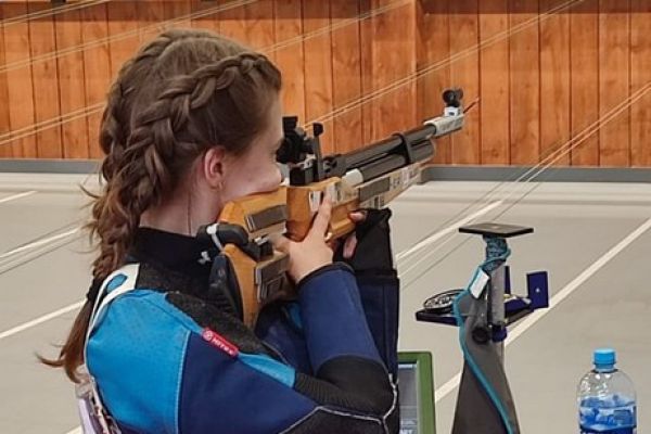 Weronika Puchalska na stanowisku w konkurencji karabin pneumatyczny - kliknięcie spowoduje powiększenie zdjęcia Weronika Puchalska na stanowisku w konkurencji karabin pneumatyczny