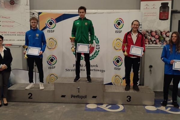 Nagrodzeni -Puchar Prezesa Polskiego Związku Strzelectwa Sportowego- kliknięcie spowoduje powiększenie zdjęcia Nagrodzeni -Puchar Prezesa Polskiego Związku Strzelectwa Sportowego