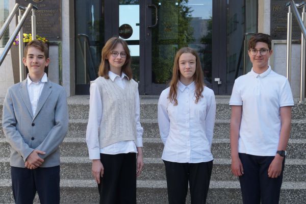 Wojewódzki Konkurs Geograficzny - kliknięcie spowoduje powiększenie zdjęcia Laureaci:  Anna Maria Jurczuk (8A), Justyna Pul (8B), Kacper Wnorowski (7A) Finaliści: Michał Czarniecki (7A)