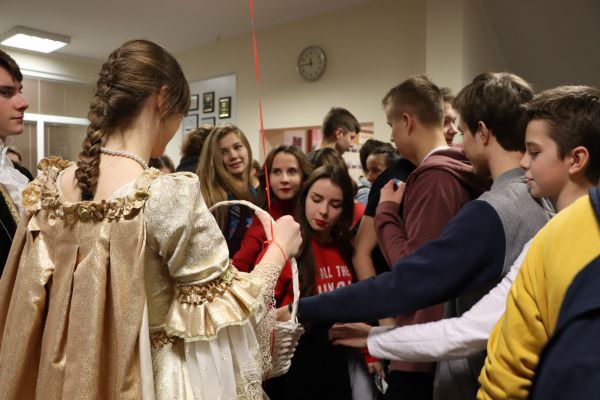 Sapieżanka częstuje cukierkami na korytarzu