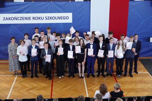 Zakończenie roku szkolnego 2022/2023 w II Liceum Ogólnokształcącym- kliknięcie spowoduje powiększenie zdjęcia Zakończenie roku szkolnego 2022/2023 w II Liceum Ogólnokształcącym