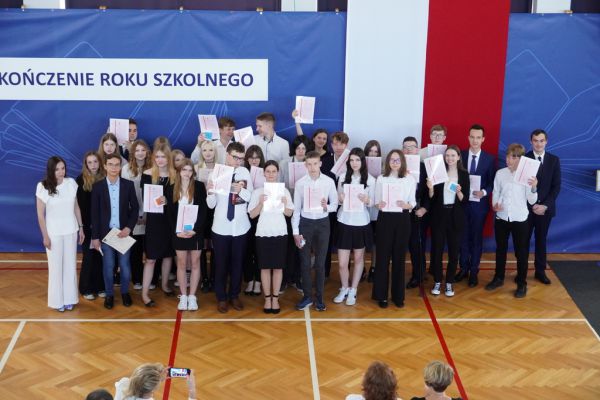 Zakończenie roku szkolnego 2022/2023 w II Liceum Ogólnokształcącym - kliknięcie spowoduje powiększenie zdjęcia Zakończenie roku szkolnego 2022/2023 w II Liceum Ogólnokształcącym