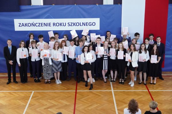 Zakończenie roku szkolnego 2022/2023 w II Liceum Ogólnokształcącym - kliknięcie spowoduje powiększenie zdjęcia Zakończenie roku szkolnego 2022/2023 w II Liceum Ogólnokształcącym