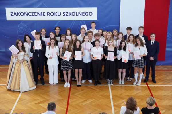 Zakończenie roku szkolnego 2022/2023 w II Liceum Ogólnokształcącym- kliknięcie spowoduje powiększenie zdjęcia Zakończenie roku szkolnego 2022/2023 w II Liceum Ogólnokształcącym