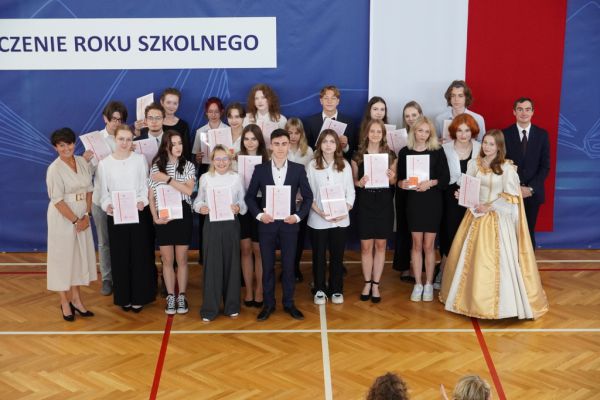 Zakończenie roku szkolnego 2022/2023 w II Liceum Ogólnokształcącym - kliknięcie spowoduje powiększenie zdjęcia Zakończenie roku szkolnego 2022/2023 w II Liceum Ogólnokształcącym