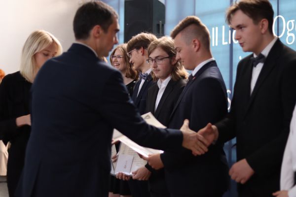 Zakończenie roku szkolnego 2022/2023 w II Liceum Ogólnokształcącym - kliknięcie spowoduje powiększenie zdjęcia Zakończenie roku szkolnego 2022/2023 w II Liceum Ogólnokształcącym