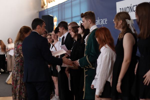 Zakończenie roku szkolnego 2022/2023 w II Liceum Ogólnokształcącym- kliknięcie spowoduje powiększenie zdjęcia Zakończenie roku szkolnego 2022/2023 w II Liceum Ogólnokształcącym