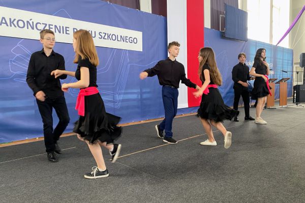 Uroczyste zakończenie zajęć w 7 klasach SP 53 w roku szkolnym 2022/2023 - kliknięcie spowoduje powiększenie zdjęcia Uroczyste zakończenie zajęć w 7 klasach SP 53 w roku szkolnym 2022/2023