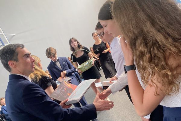 Uroczyste zakończenie zajęć w 7 klasach SP 53 w roku szkolnym 2022/2023 - kliknięcie spowoduje powiększenie zdjęcia Uroczyste zakończenie zajęć w 7 klasach SP 53 w roku szkolnym 2022/2023