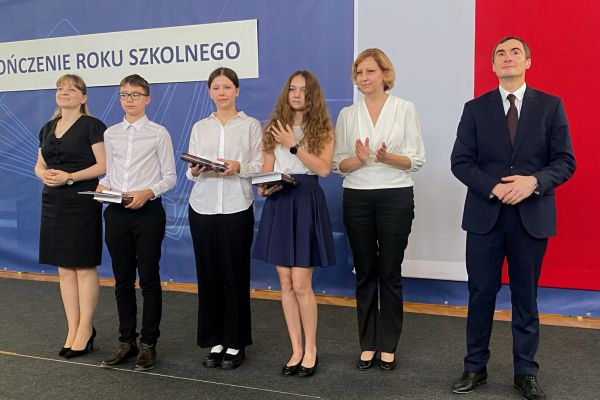 Uroczyste zakończenie zajęć w 7 klasach SP 53 w roku szkolnym 2022/2023 - kliknięcie spowoduje powiększenie zdjęcia Uroczyste zakończenie zajęć w 7 klasach SP 53 w roku szkolnym 2022/2023