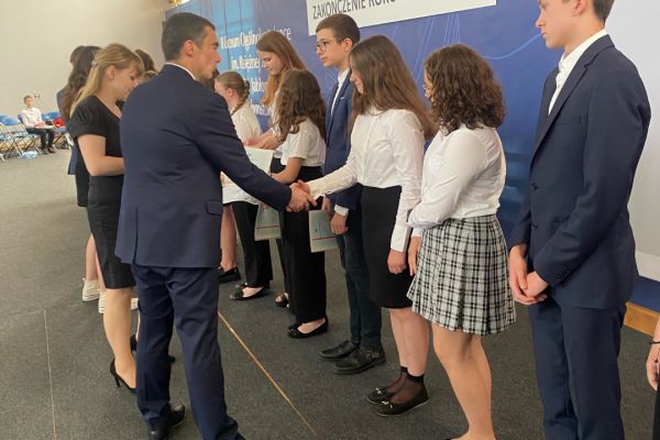 Uroczyste zakończenie zajęć w 7 klasach SP 53 w roku szkolnym 2022/2023 - kliknięcie spowoduje powiększenie zdjęcia Uroczyste zakończenie zajęć w 7 klasach SP 53 w roku szkolnym 2022/2023