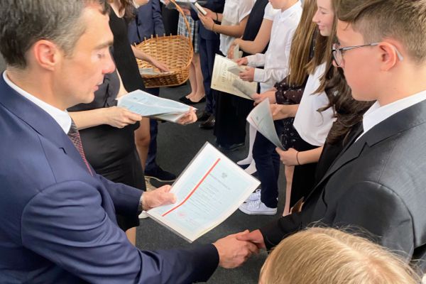 Uroczyste zakończenie zajęć w 7 klasach SP 53 w roku szkolnym 2022/2023 - kliknięcie spowoduje powiększenie zdjęcia Uroczyste zakończenie zajęć w 7 klasach SP 53 w roku szkolnym 2022/2023