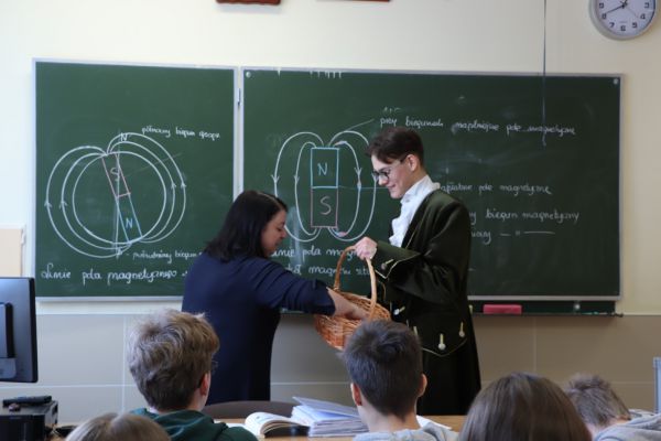 Sapieha częstuje Panią profesor cukierkami