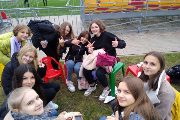 Uczniowie SP53 przy boisku piłkarskim