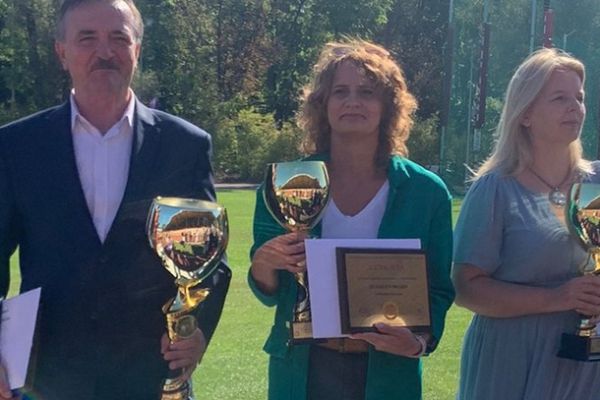 Pani Kierownik Kamila Fidler z pamiątkowym pucharem - kliknięcie spowoduje powiększenie zdjęcia Pani Kierownik Kamila Fidler z pamiątkowym pucharem