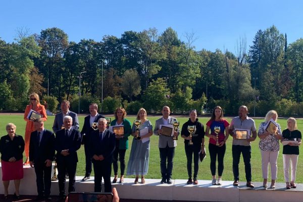 Dyrektorzy nagrodzonych szkół- kliknięcie spowoduje powiększenie zdjęcia Dyrektorzy nagrodzonych szkół