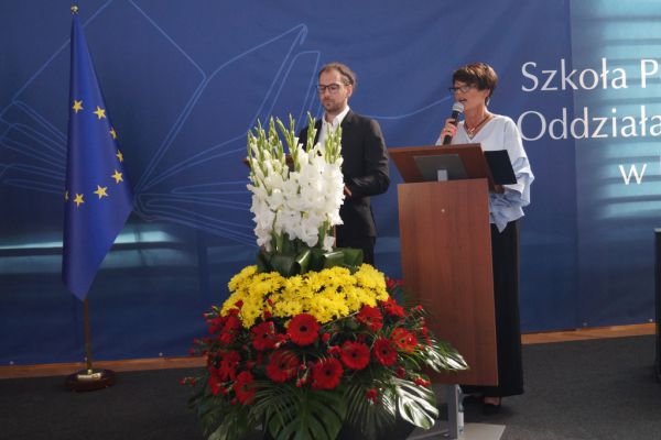 Prowadzący uroczystość - p. Dorota Bondar i p. Adam Bańkowski 