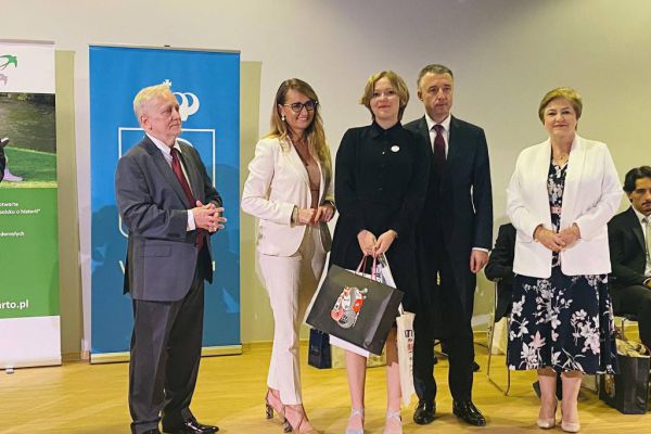 Ewa Kużelewska na uroczystości - kliknięcie spowoduje powiększenie zdjęcia Ewa Kużelewska na uroczystości