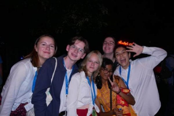 Uczestnicy stypendium Instytutu Goethego na ognisku nocą - kliknięcie spowoduje powiększenie zdjęcia Uczestnicy stypendium Instytutu Goethego na ognisku nocą