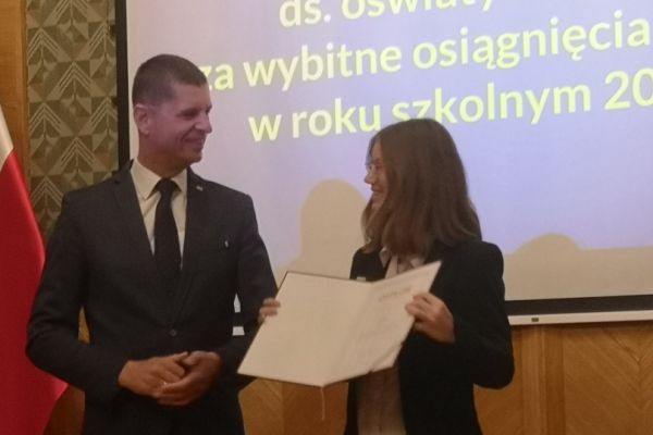 p.Dariusz Piontkowski wiceminister Edukacji i Nauki i Sylwia Sapkowska z kl. 4b 