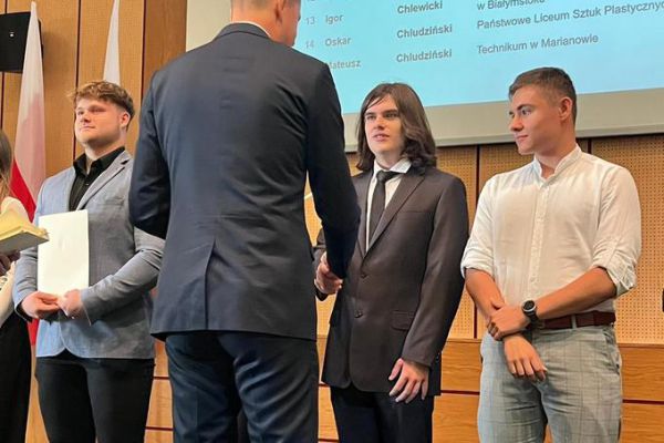 Akt stypendialny otrzymuje Jan Błażuk z kl. 4A