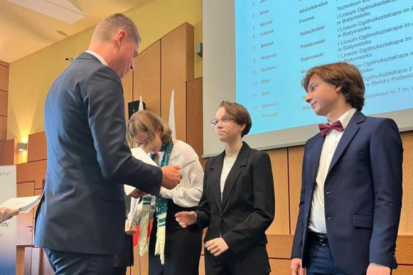 Akt stypendialny otrzymuje Maja Brzozowska 