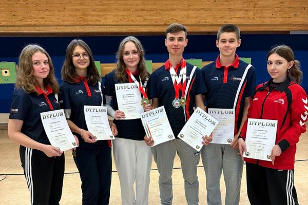 Zawodnicy z trofeami - kliknięcie spowoduje powiększenie zdjęcia Zawodnicy z trofeami