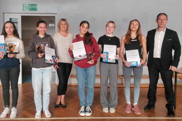 Nagrodzone zawodniczki - kliknięcie spowoduje powiększenie zdjęcia Nagrodzone zawodniczki