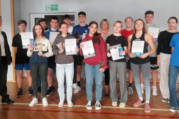 Wspólne zdjęcie nagrodzonych i zawodników z Panią Dyrektor Martą Lipską i jednym z organizatorów p.prof. Andrzejem Czołpińskim - kliknięcie spowoduje powiększenie zdjęcia Wspólne zdjęcie nagrodzonych i zawodników z Panią Dyrektor Martą Lipska i jednym z organizatorów p.prof. Andrzejem Czołpińskim