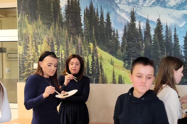 Lekcja otwarta na temat Azji z wykorzystaniem potraw azjatyckich - kliknięcie spowoduje powiększenie zdjęcia Lekcja otwarta na temat Azji z wykorzystaniem potraw azjatyckich