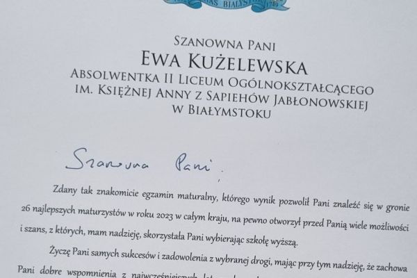 Nasza absolwentka Ewa Kużelewska otrzymała z rąk Pana Prezydenta Tadeusza Truskolaskiego gratulacje i nagrodę rzeczową - kliknięcie spowoduje powiększenie zdjęcia Nasza absolwentka Ewa Kużelewska otrzymała z rąk Pana Prezydenta Tadeusza Truskolaskiego gratulacje i nagrodę rzeczową