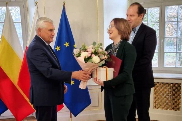 Nasza absolwentka Ewa Kużelewska otrzymała z rąk Pana Prezydenta Tadeusza Truskolaskiego gratulacje i nagrodę rzeczową - kliknięcie spowoduje powiększenie zdjęcia Nasza absolwentka Ewa Kużelewska otrzymała z rąk Pana Prezydenta Tadeusza Truskolaskiego gratulacje i nagrodę rzeczową