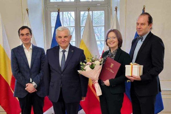 Nasza absolwentka Ewa Kużelewska otrzymała z rąk Pana Prezydenta Tadeusza Truskolaskiego gratulacje i nagrodę rzeczową - kliknięcie spowoduje powiększenie zdjęcia Nasza absolwentka Ewa Kużelewska otrzymała z rąk Pana Prezydenta Tadeusza Truskolaskiego gratulacje i nagrodę rzeczową