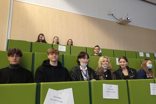 Uczniowie na auli Uniwersytetu