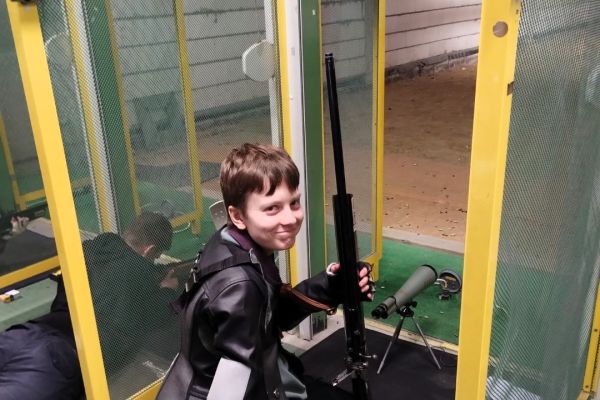 Uśmiechnięta Maria Szkobodzińska na stanowisku strzeleckim