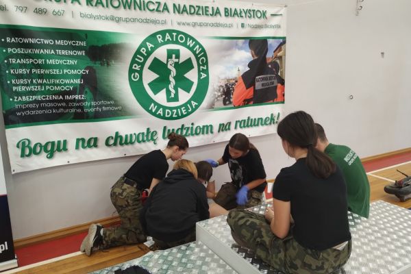 Dziewczęta na stanowisku ratowniczym